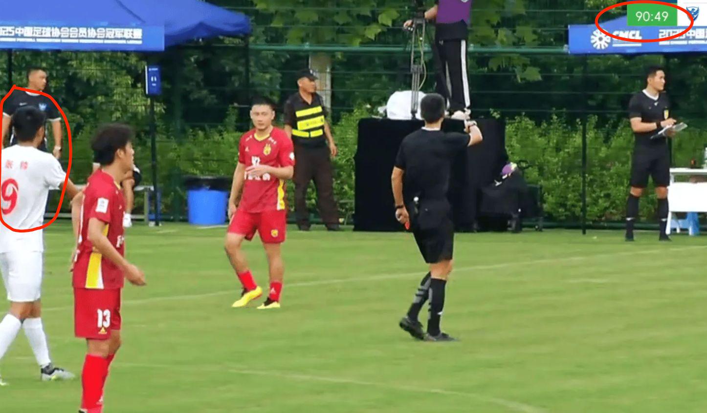 现非常离谱, 回到了球场