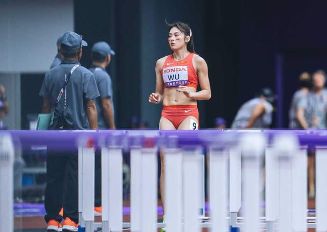 跨的旗帜性, 新一期世界, 有三个